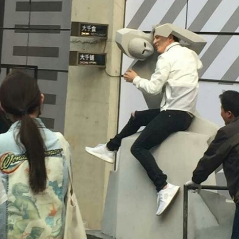 薛之謙頂著沙塵暴強吻雕像（圖）