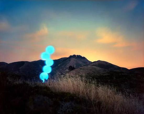 超現(xiàn)實、戲劇化的景觀燈光雕塑